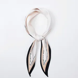 Pañuelo de seda estrecho con elegante estampado de letras francesas accesorio de mujer.