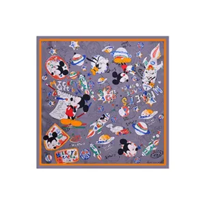 Personalisierter Seidenschal mit niedlichem Cartoon-Weltraum-Mickey-Druck, weich und stylisch.