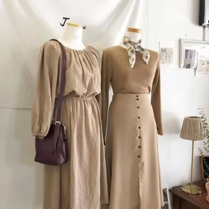 Schicker Karo-Halschal und Damenbekleidung Detailaufnahme, eleganter Beigeton und schick.
