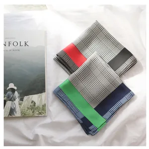 Sciarpa in seta pied de poule con bordo a contrasto, foulard quadrato elegante da donna.