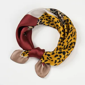 Luipaardprint zijden sjaal detail, stijlvolle vierkante halsdoek perfect voor dames.