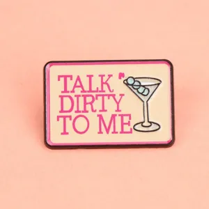 Καρφίτσα εμαγιέ με κείμενο Talk Dirty To Me και ποτήρι κοκτέιλ, κομψό αξεσουάρ ρούχων.