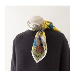 Gedetailleerd overzicht van zijden vierkante damesdop met klassiek ketting- en kwastmotief.