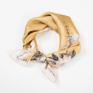 Elegante bloemige zijden sjaal voor dames, modieuze gouden halsdoek voor de lente.