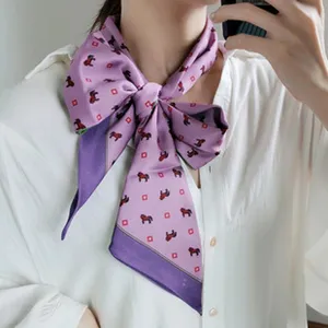Lila Seidenschal mit edlem Pferdemotiv, elegantes Halsband für tägliche Damenmode.