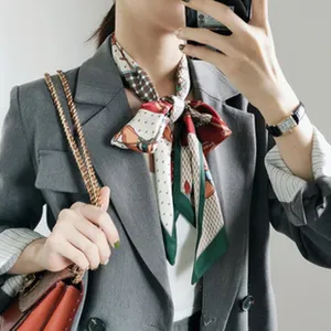 Schickes Seidengefühl Halstuch mit Reiter-Druck, elegantes Damenaccessoire für Herbst Winter.