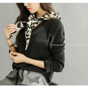 Detailansicht des Leopardenmuster Strickschals, elegante Damen Herbst Winter Mode Halstuch.