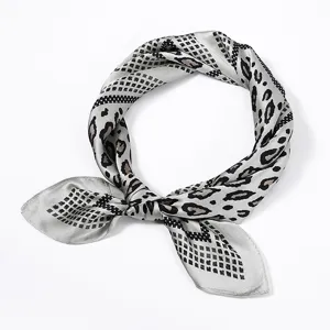Stylischer Seidenschal mit Leopardenmuster für Damen, elegantes Halstuch für Alltags-Outfits.