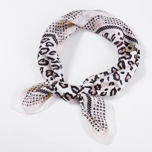Nahaufnahme eines schicken Damen Leo-Muster Seidenquadrattuchs Halstuch elegantes Accessoire.