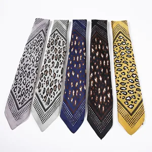 Nahaufnahme im Detail zeigt mehrfarbige Leopardenmuster Schals ordentlich fuer Damen Style.