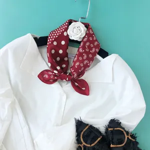 Rotes Seidentuch mit Punkten und Paisley, schickes Modeaccessoire für Damen.