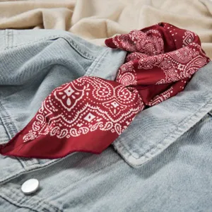 Rood witte paisley bandana vierkante sjaal vintage mode nekdoek voor dames dagelijkse stijl.