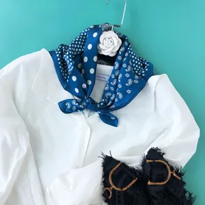 Blaue Seidenschal Paisley Pünktchen Design elegante Damen Halstuch Mode Accessoire.
