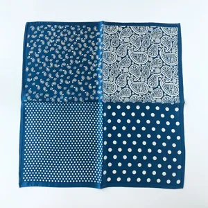 Seidenes Einstecktuch Detail mit klassischem Paisleymuster und Punkten in glänzender Optik.