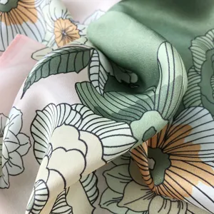 Elegantes Seidentuch mit Blumenmuster Detailansicht gruenes und rosa Tuch Accessoire