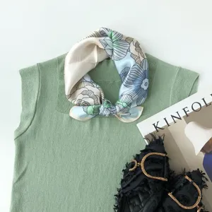 Elegantes Seidentuch mit Blumen für Damen, vielseitiges Halstuch für stilvolle Outfits.