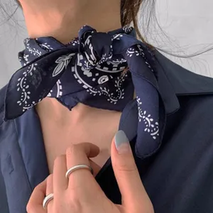 Dunkelblaue Paisley Seidenschal für Damen, eleganter Halstuch Krawattenschal im Herbst.