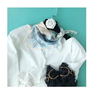 Elegantes blaues Seidentuch mit Blumenmuster für Damen, vielseitiges Halstuch Modeaccessoire.