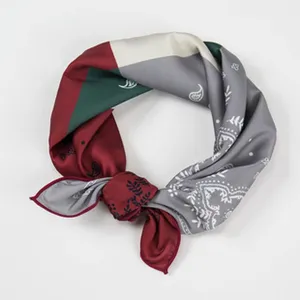 Gedetailleerd overzicht van een gekleurde zijden vierkante sjaal met paisley print.