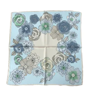 Elegantes quadratisches Seidentuch mit blauem Blumenmuster und Rosenprint für Damen.