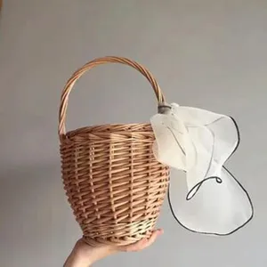 Cesta de mimbre con detalle de bufanda de gasa blanca, accesorio de bolso retro tejido.
