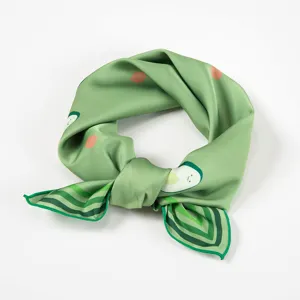 Groene zijden vierkante sjaal met avocadoprint voor dames, trendy mode-accessoire.