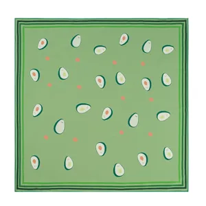 Gedetailleerd overzicht van de schattige groene sjaal met avocadoprint en fijne stof.