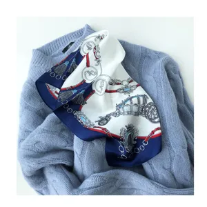 Foulard quadrato di seta di lusso con stampa di carozza vintage, accessorio moda donna autunno.