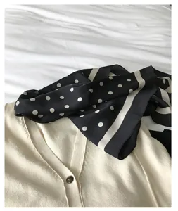 Retro Polka Dot Seidentuch und Strickjacke Detailansicht flachgelegt für Damen Mode