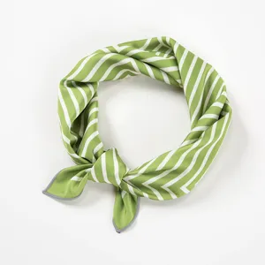 Detail van klein groen wit gestreept vierkant sjaaltje, textuur en knoopweergave mode stijl.