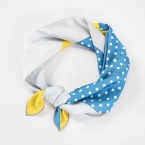 Modieuze blauw-witte polkadot zijden sjaal, elegante bedrukte vierkante halsdoek voor vrouwen.