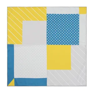 Geometrisch bedrukt vierkante sjaal detail, kleurrijk patroon stof design, stijlvol.