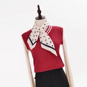 Retro Punkte Seidentuch für Damen, elegantes Halstuch und stilvolles Haar-Accessoire im Frühling.