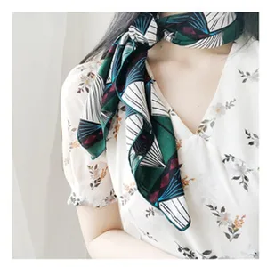 Schicker geometrischer Seidenschal für Damen, elegantes Halstuch für Frühling und Sommer.