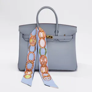 Borsa in pelle classica con elegante nastro di sciarpa twilly stampata sul manico design chic