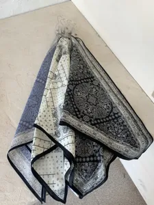 Detailansicht hängender, stilvoller Vintage Paisleymuster Dreieckstücher aus Stoff.