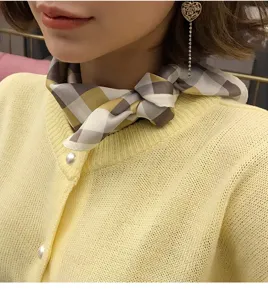 Elegantes Seidentuch für Damen, schickes Karo-Halstuch Detail, weich, stilvoll und vielseitig.