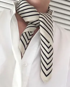 Schwarz-weiße gestreifte Seidentuch Schal für Damen elegante Halskrause professionelle Kleidung.