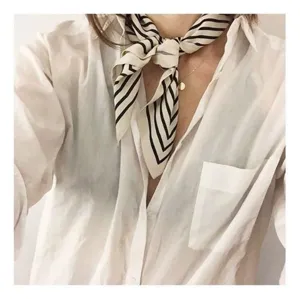 Schwarz-weißer Seidenschal Hals Detail, elegantes feminines Alltags-Accessoire Nahaufnahme