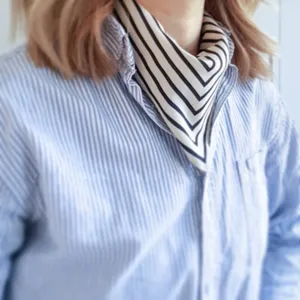 Schwarz-weiß gestreifter kleiner Seidenschal, elegantes Halstuch für Damen Mode wear.