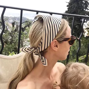 Schwarze und weiße gestreifte Seidenschal für Damen, elegantes Haarband und Tuch.