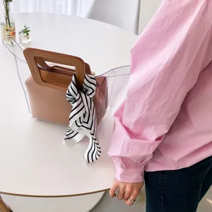Schicker schwarz-weißer Seidenschal, vielseitiges Modeaccessoire für Damen Design.