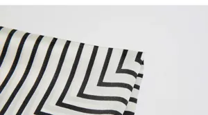 Nahaufnahme Detailaufnahme eines schwarz-weißen gestreiften Seidenschals mit feiner Textur.