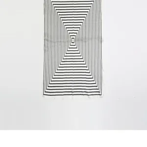 Detailaufnahme des schwarz-weißen geometrisch gestreiften Seidenschals mit klarem Muster.