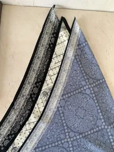 Detailansicht des retro blauen oversized Dreiecks-Seidenschals mit klassischem Paisleymuster.