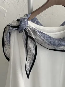 Detaillierte Nahaufnahme des retro blauen Paisley-Dreiecktuchs als elegantes Halstuch.