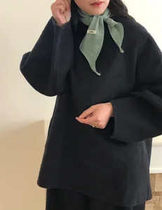 Detailfoto van een mooie effen linnen halsdoek, elegant lang lintontwerp voor dames.