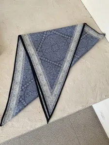 Retro blaues Paisley Dreiecktuch, multifunktionales Reisekopftuch und Taillentuch.