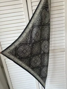 Retro Paisleymuster Dreiecktuch, eleganter schwarz-weißer Print, vielseitiges Mode-Accessoire.