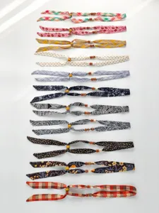 Vintage Stoffband Halskette mit Holzperlen, stilvoller Boho Blumenschal für Damen und Mädchen.